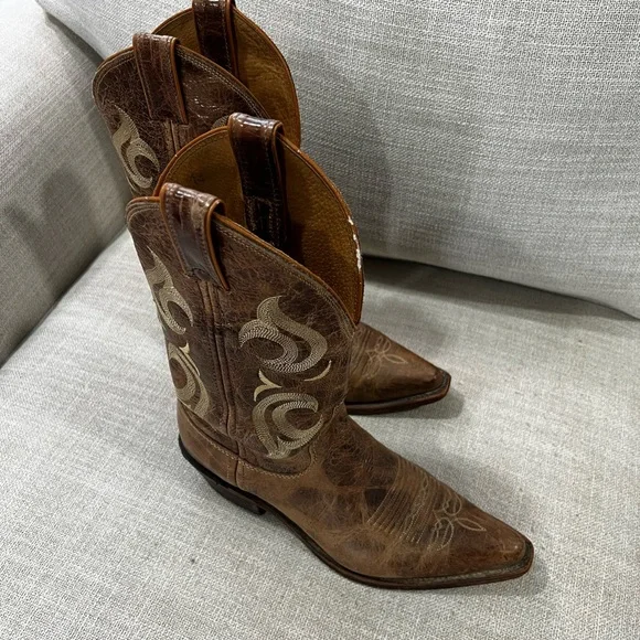 Justin Boots Distressed Brown Western Boots - Picture 2 of 7